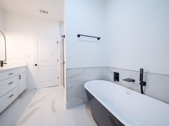 3411  Ladd  , Dallas Texas 75212