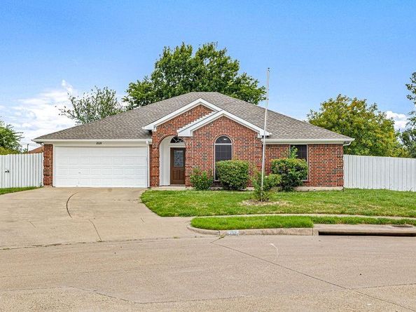 2131  Post Wood Lane , Arlington Texas 76018