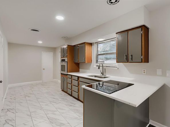 1405  Oak Grove Road , Fort Worth Texas 76134