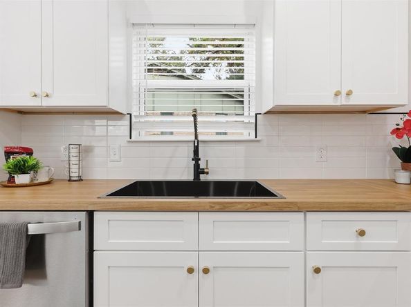 1910  Longmeadow Drive , Arlington Texas 76015