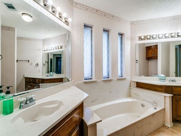 928  Old Mill Circle , Irving Texas 75061