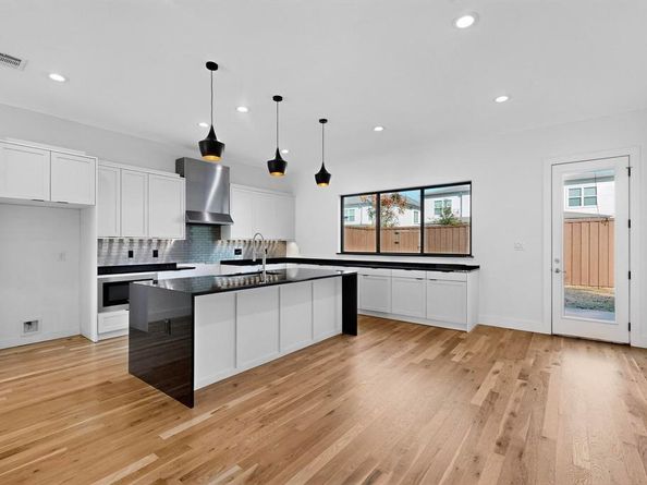 4521  Cowan Avenue , Dallas Texas 75209