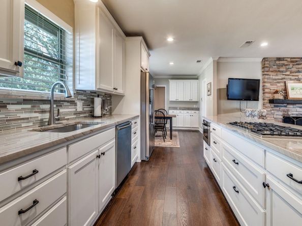 100  Hillview Court , Hurst Texas 76054