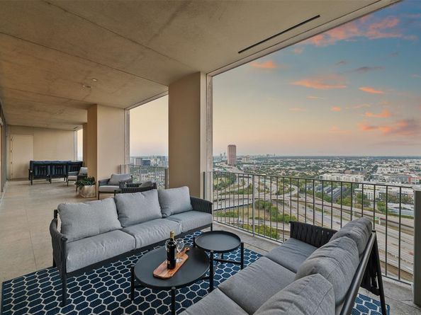 1717  Arts Plaza  2202, Dallas Texas 75201