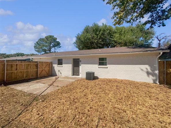 922  Laguna Drive , Garland Texas 75043