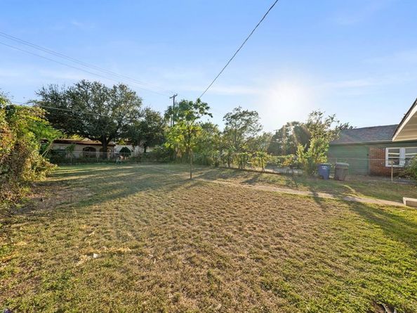 806 E Woodin Boulevard , Dallas Texas 75216