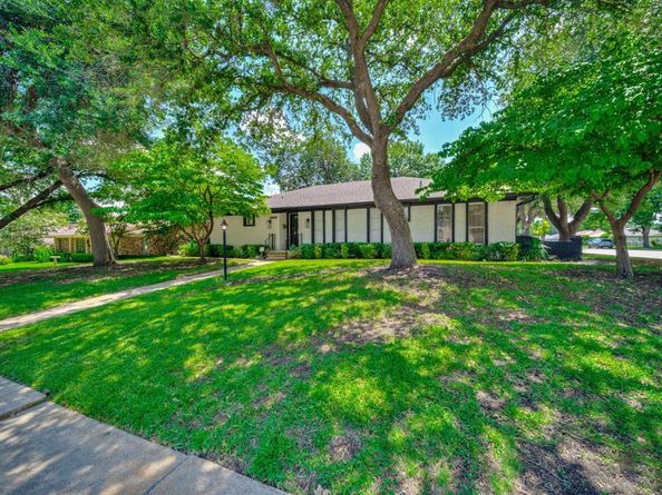 4606  Hazelhurst Lane , Dallas Texas 75227