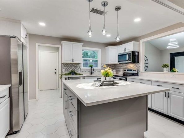 28  Mont Del Drive , Benbrook Texas 76132