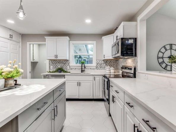 28  Mont Del Drive , Benbrook Texas 76132
