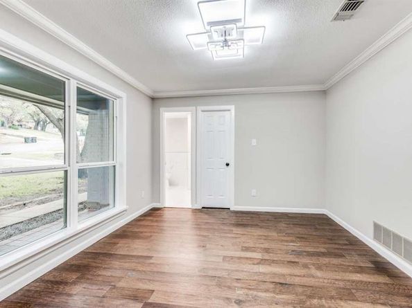 28  Mont Del Drive , Benbrook Texas 76132