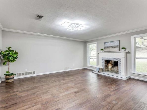 28  Mont Del Drive , Benbrook Texas 76132
