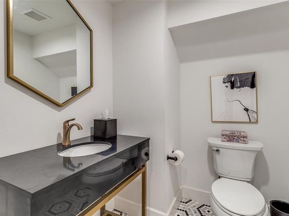1142 N Winnetka Avenue , Dallas Texas 75208