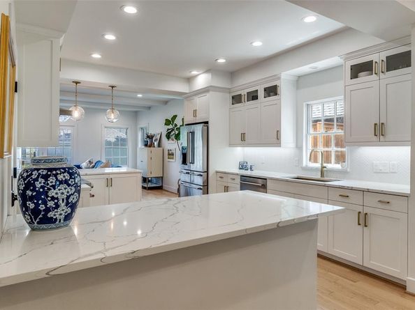 1142 N Winnetka Avenue , Dallas Texas 75208