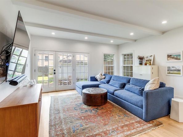 1142 N Winnetka Avenue , Dallas Texas 75208
