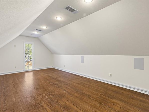 2070  Azalea Trail , Irving Texas 75063