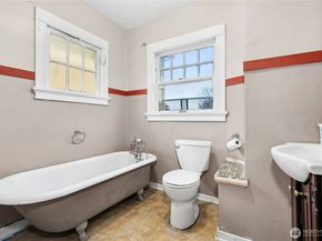 206 32nd Avenue, Seattle WA 98122