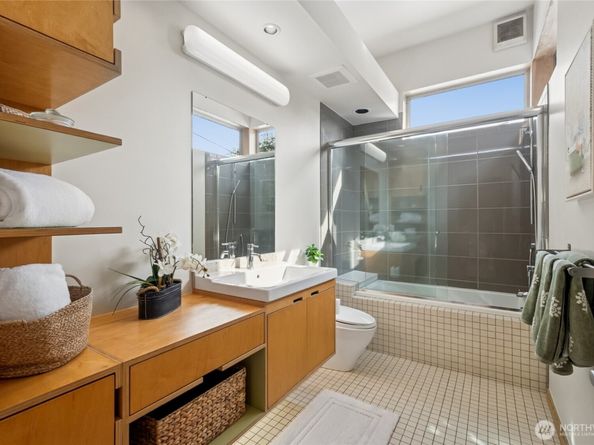 4050 34th Avenue S, Seattle WA 98118