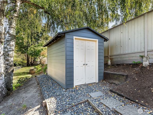 2520 Warren Avenue N, Seattle WA 98109