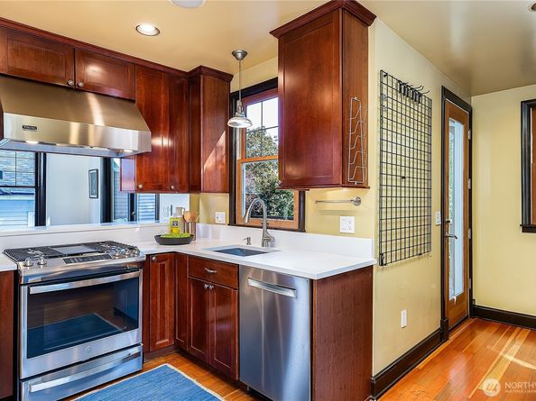 2520 Warren Avenue N, Seattle WA 98109