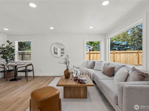 9733 Evanston Avenue N, Seattle WA 98103