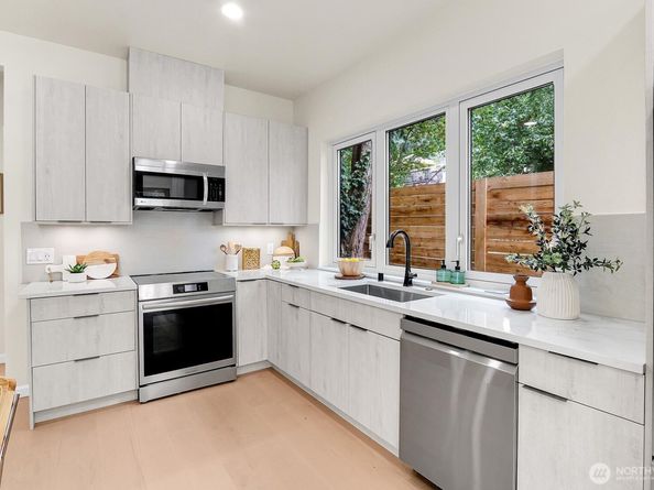 2012 NE 143 Street B, Seattle WA 98125