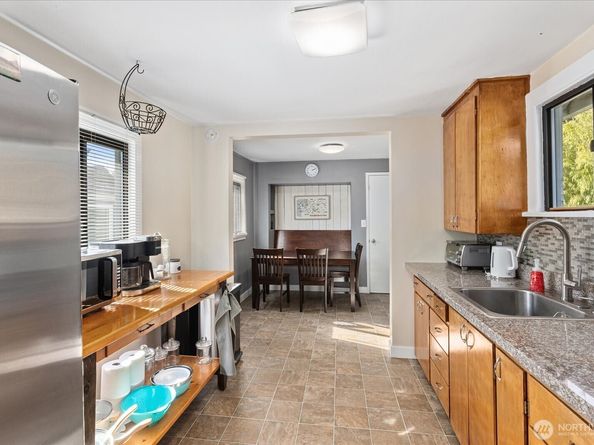 10019 Interlake Avenue N, Seattle WA 98133