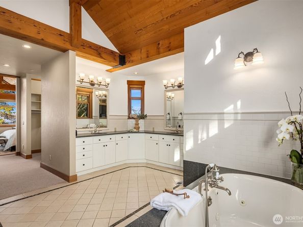 7010 N Mercer Way, Mercer Island WA 98040