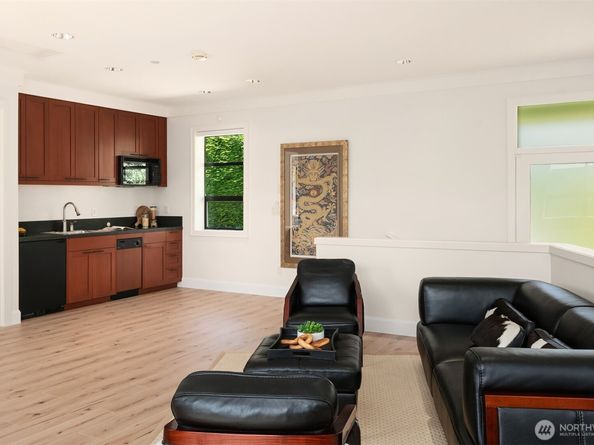 9632 Lake Washington Boulevard NE, Bellevue WA 98004