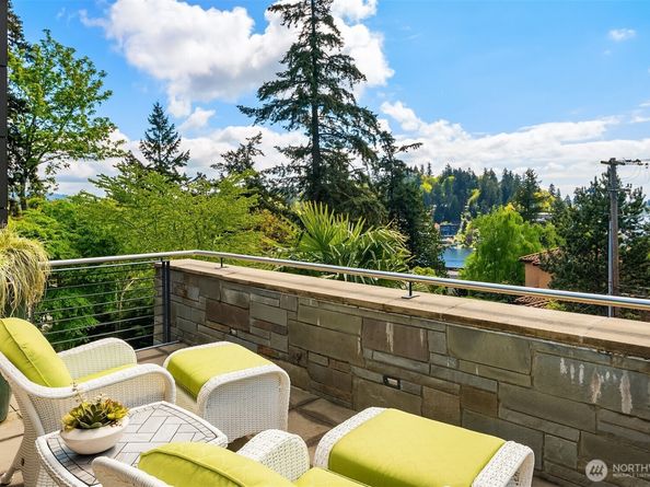 9632 Lake Washington Boulevard NE, Bellevue WA 98004