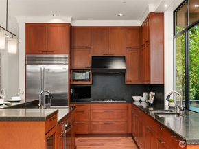 9632 Lake Washington Boulevard NE, Bellevue WA 98004