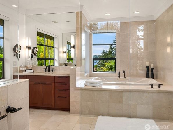 9632 Lake Washington Boulevard NE, Bellevue WA 98004