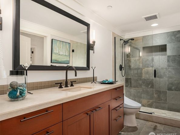 9632 Lake Washington Boulevard NE, Bellevue WA 98004