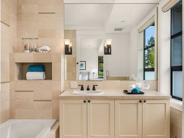 9632 Lake Washington Boulevard NE, Bellevue WA 98004