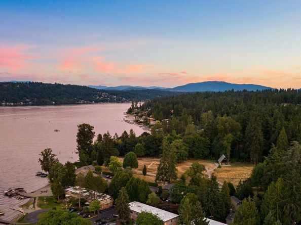 17517 NE 38th Court, Redmond WA 98052