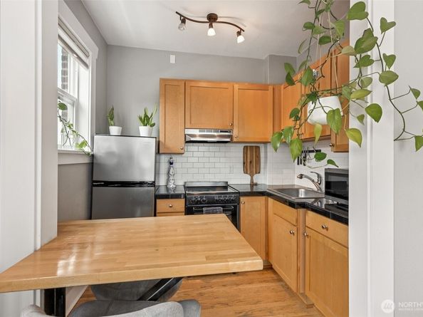 905 NE 43rd Street 311, Seattle WA 98105