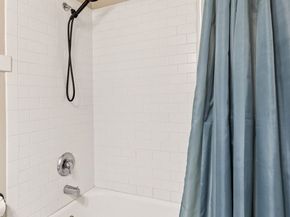 905 NE 43rd Street 311, Seattle WA 98105