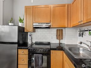 905 NE 43rd Street 311, Seattle WA 98105