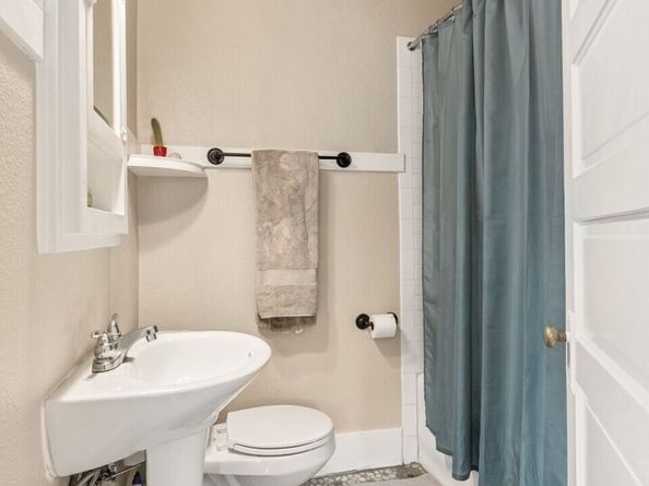 905 NE 43rd Street 311, Seattle WA 98105