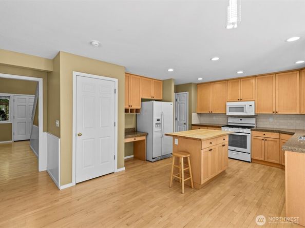 3136 NE 170th Avenue, Bellevue WA 98008