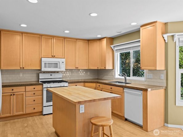 3136 NE 170th Avenue, Bellevue WA 98008