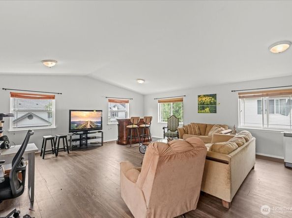 919 4th Avenue N, Kent WA 98032