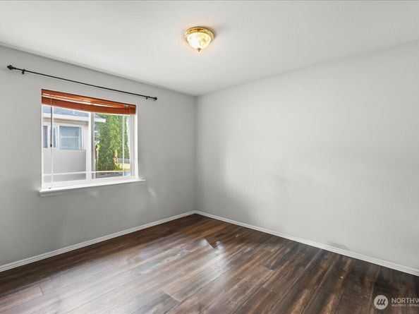 919 4th Avenue N, Kent WA 98032