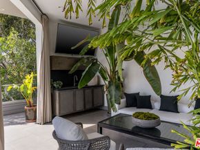 8572 Hillside Avenue, Los Angeles CA 90069