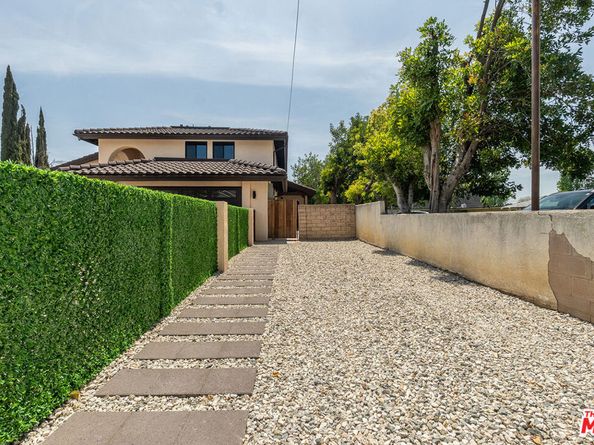 20456 W Strathern Street, Winnetka CA 91306