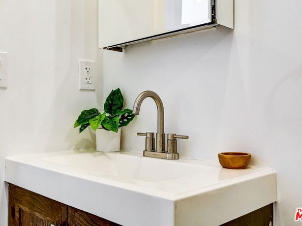 408 N La Fayette Park Place, Los Angeles CA 90026