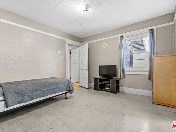 945 W 54th Street, Los Angeles CA 90037