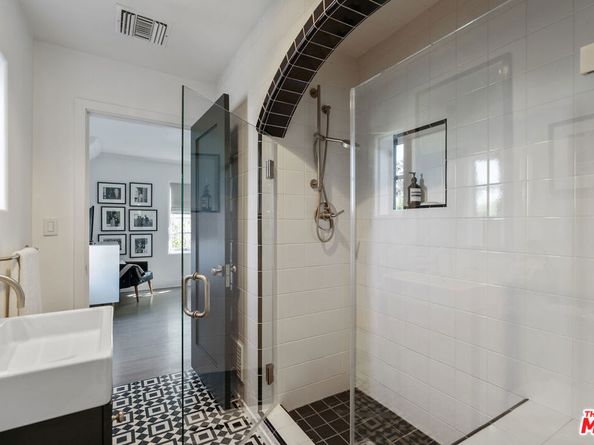 560 S Bronson Avenue, Los Angeles CA 90020