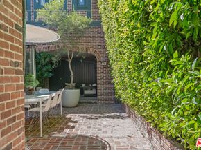560 S Bronson Avenue, Los Angeles CA 90020