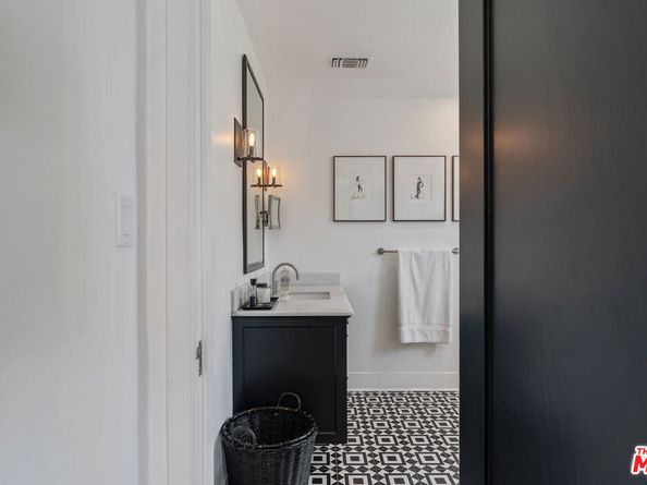 560 S Bronson Avenue, Los Angeles CA 90020