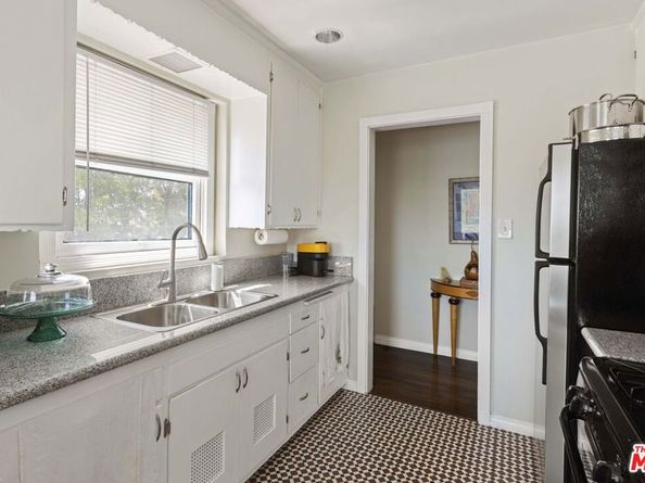 1569 S Orange Grove Avenue, Los Angeles CA 90019